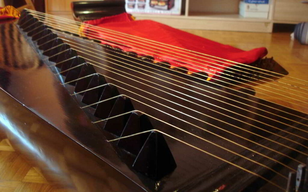 Kacapi bridges alat musik tradisional sunda