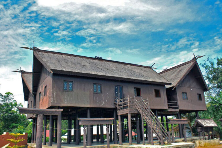 Rumah-adat-Betang-suku-dayak